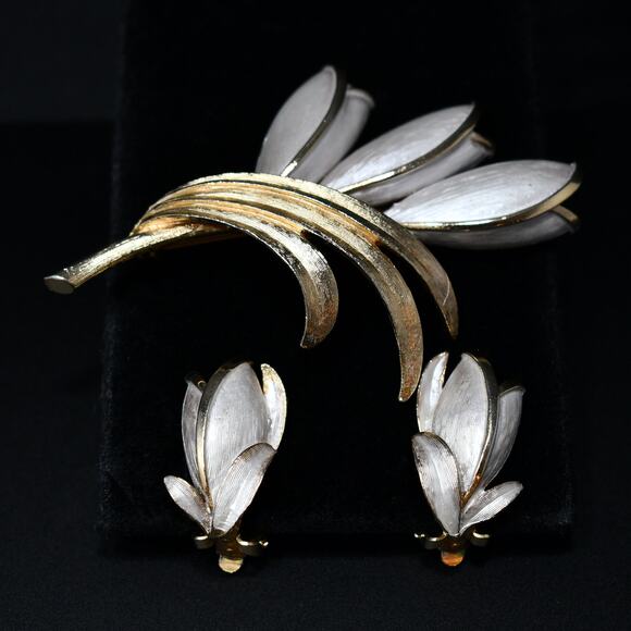 1950s White Enamel Tulip Brooch Earrings Set Gold Tone Floral Vintage Jewelry - Picture 1 of 10